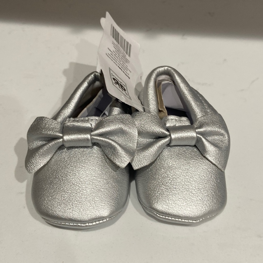 Romirus baby shoes Baby Moccasins bows and fringe NWT silver 0-6 months size 1